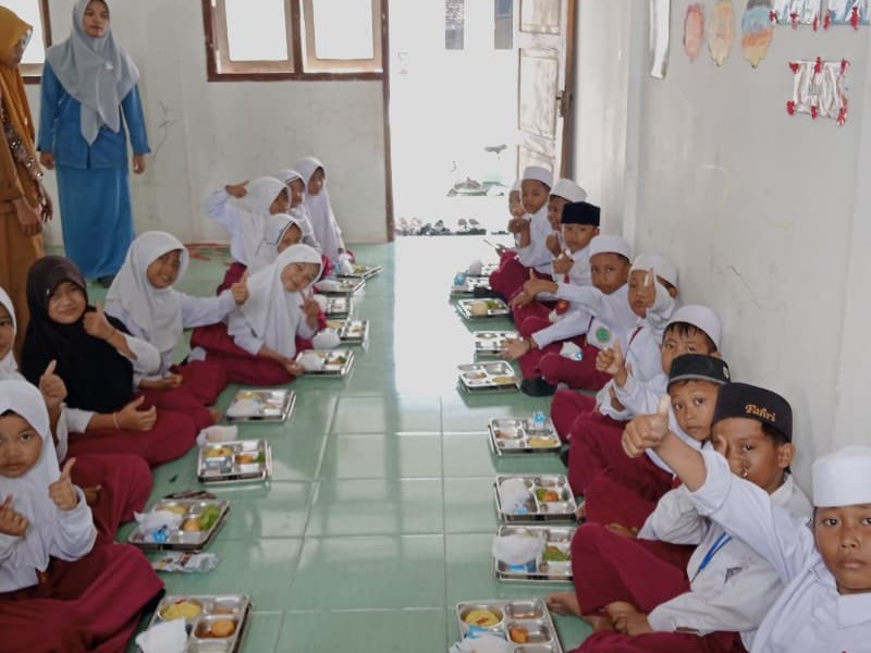 MAKAN MBG (Makan Bergizi Gratis) BERSAMA SISWA SDQ NURUL ARIFIN